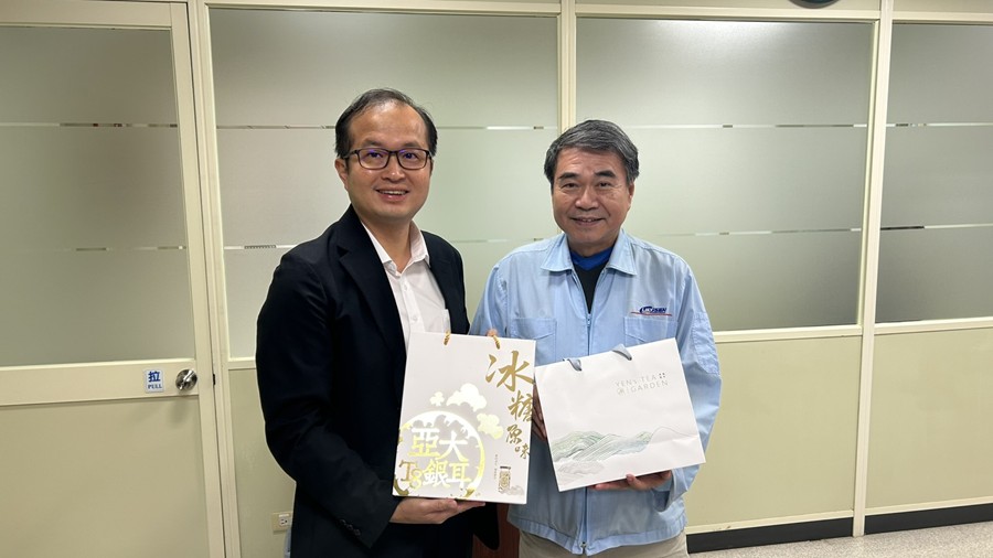 亞大團隊與菱生精密主管合影