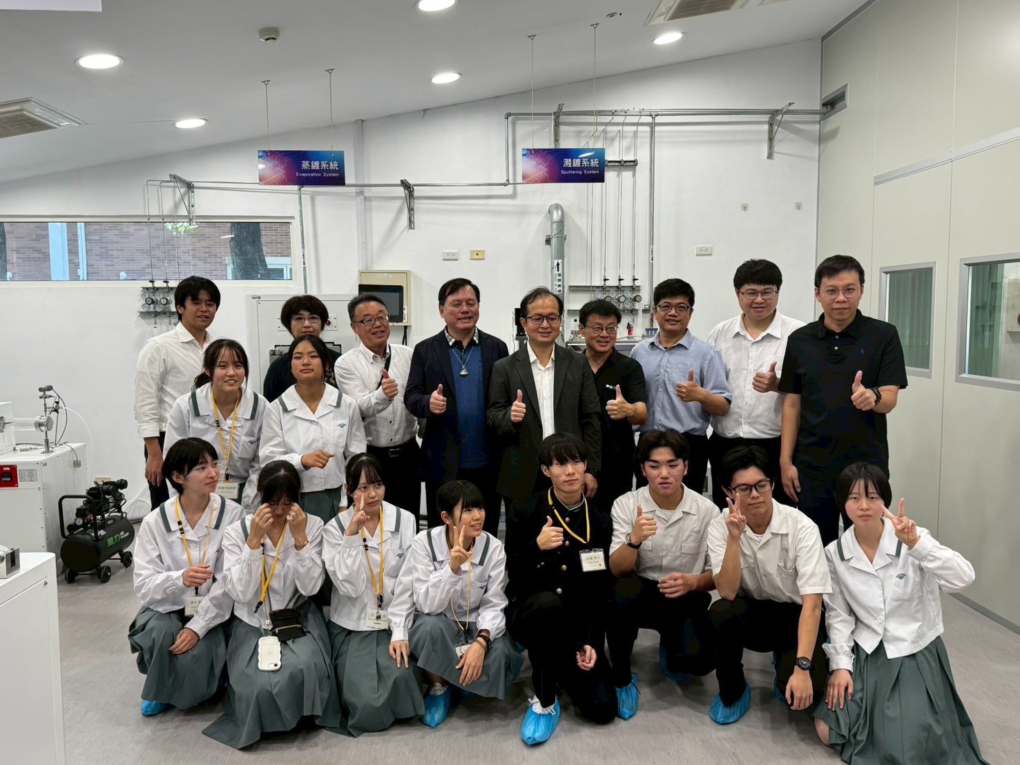 佐伯鶴城高中師生參訪亞洲大學的合影照片之一