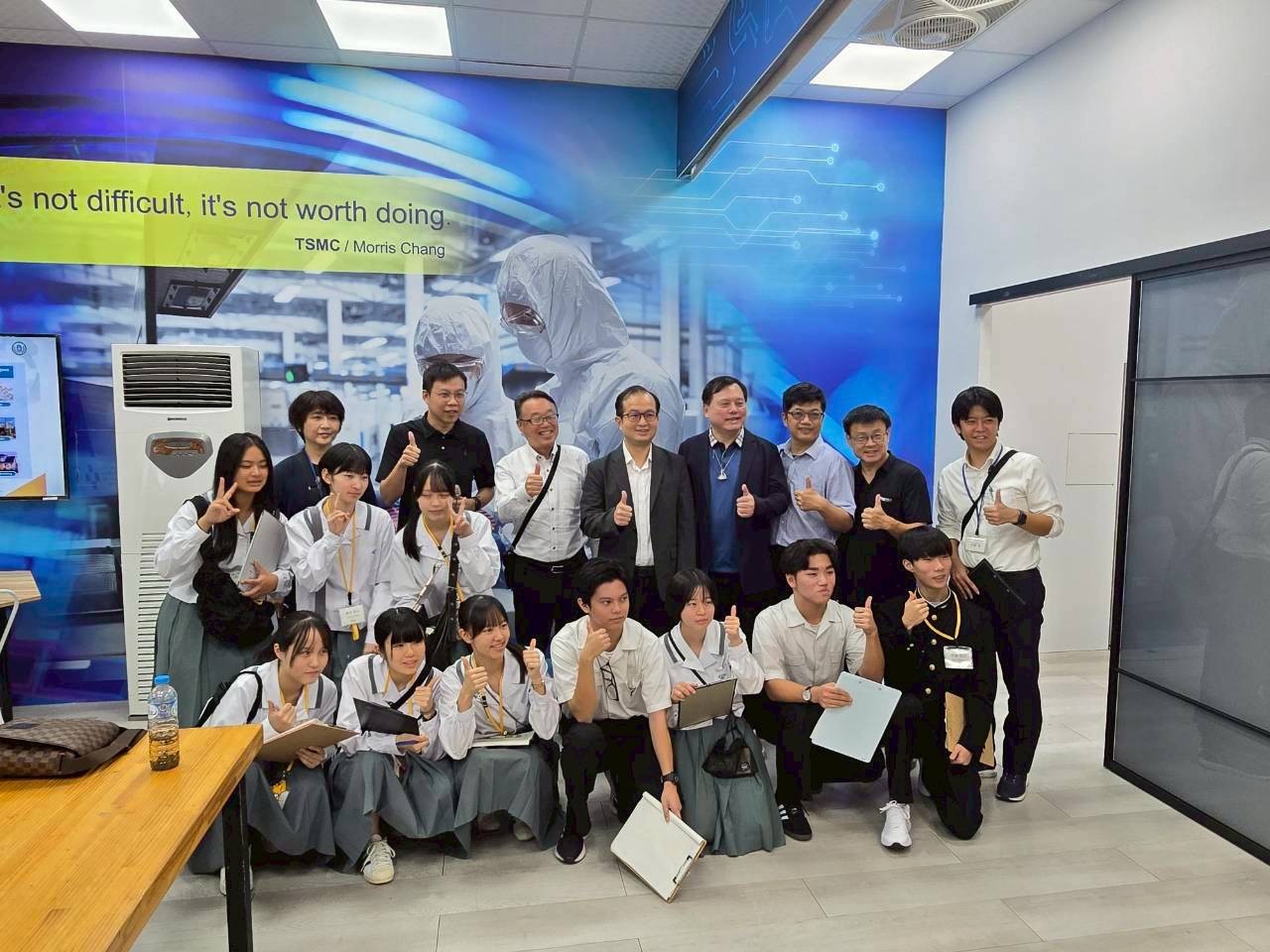 佐伯鶴城高中師生參觀半導體實驗室的照片之一