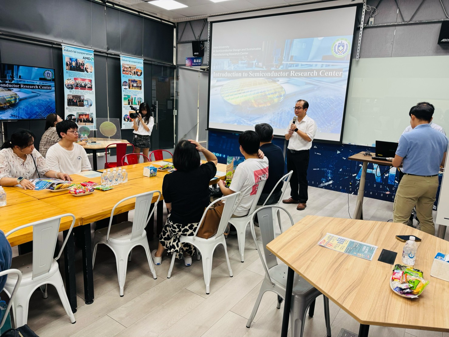 黃俊杰副校長於成果展中說明半導體中心的設備