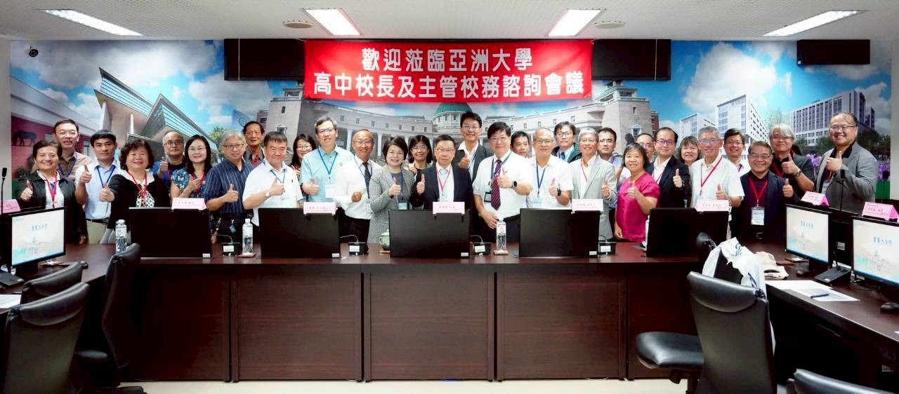 黃俊杰副校長帶領貴賓參觀半導體中心