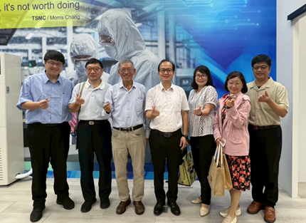 文華高中師長參觀亞洲大學半導體實驗室