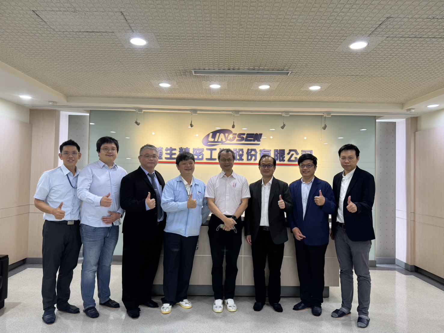 亞洲大學、菱生精密與PMC三方代表進行交流會議