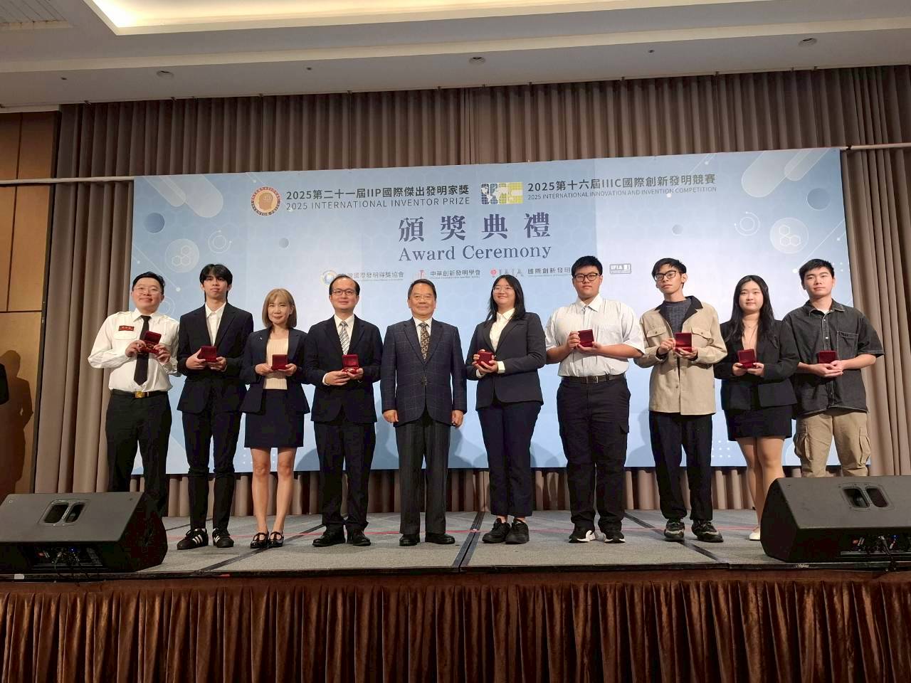 亞洲大學團隊於 2025 IIIC 國際創新發明競賽頒獎典禮領獎合影