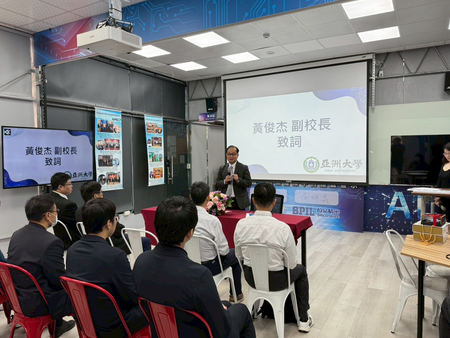 雙方互贈紀念品