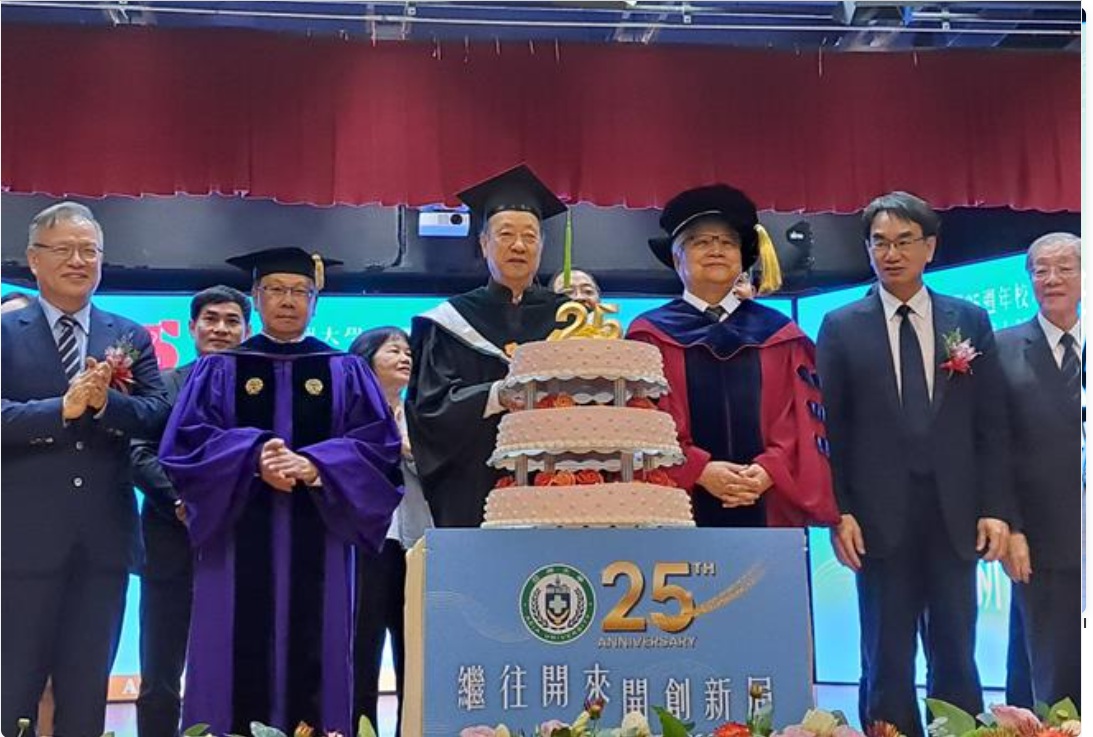 亞大與台積電董事長大合影