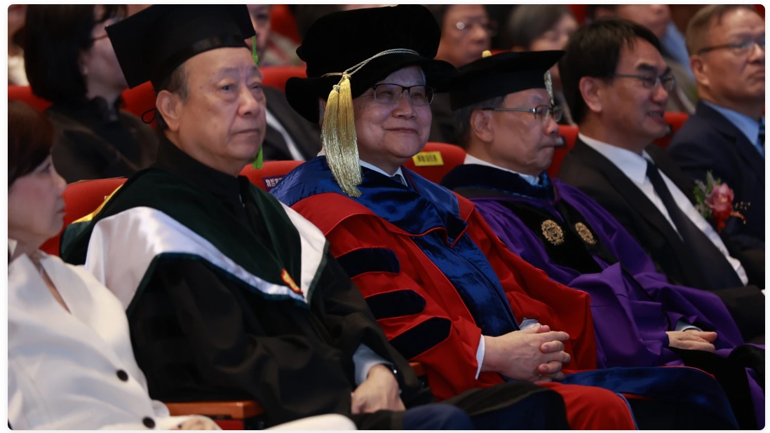 台積電董事長魏哲家獲頒名譽博士學位，發表專題演講時全程保持微笑