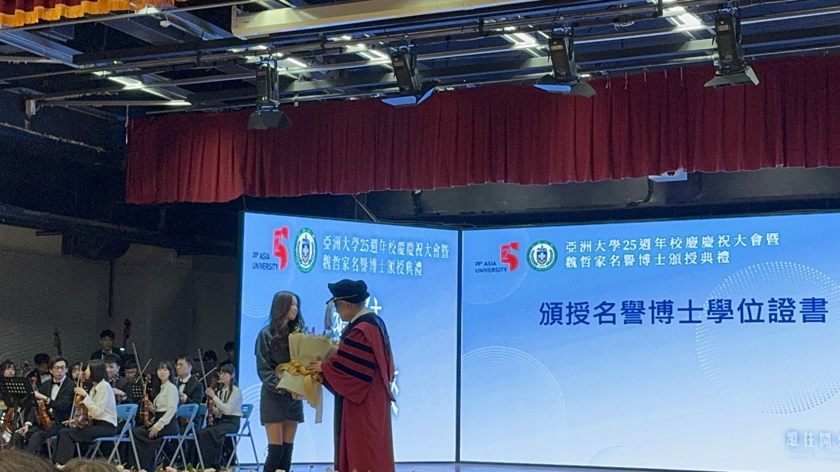 亞洲大學半導體學程學生代表獻花致意